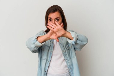 Beyaz arka planda izole edilmiş orta yaşlı beyaz kadın inkar jesti yapıyor.