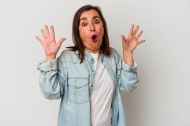 Beyaz arka planda soyutlanmış orta yaşlı beyaz bir kadının bir fikri, ilham konsepti var..