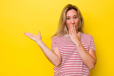 Avustralyalı genç bir kadın, avucunun içinde kopya yeri tutmaktan etkilendi..