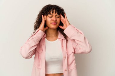 Genç melez kadın beyaz arka planda izole edilmiş tapınaklara dokunuyor ve başı ağrıyor..