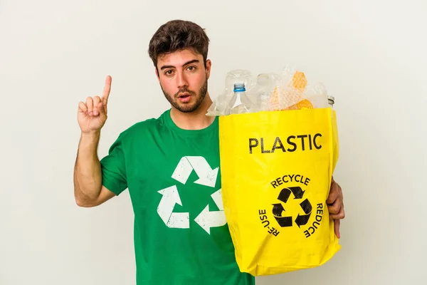 Jonge Kaukasische Man Recycling Plastic Geïsoleerd Witte Achtergrond Met Een — Stockfoto