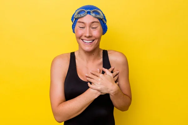 Giovane Donna Nuotatrice Australiana Isolata Sfondo Giallo Ridere Tenendo Mani — Foto Stock
