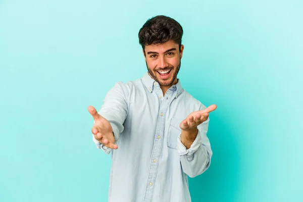 Young Caucasian Man Isolated Blue Background Feels Confident Giving Hug — Stock Photo, Image