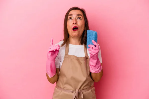 Medioevo Donna Caucasica Pulizia Casa Isolata Sfondo Rosa Che Punta — Foto Stock