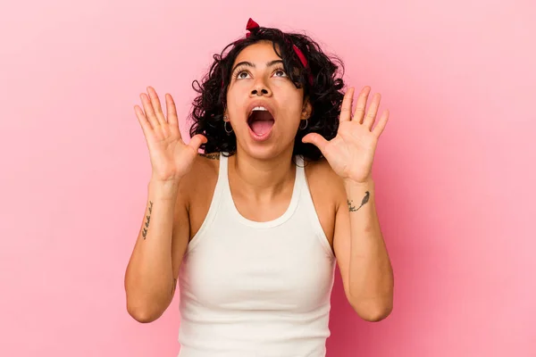 Young Curly Latin Woman Isolated Pink Background Screaming Sky Looking — Stock Photo, Image