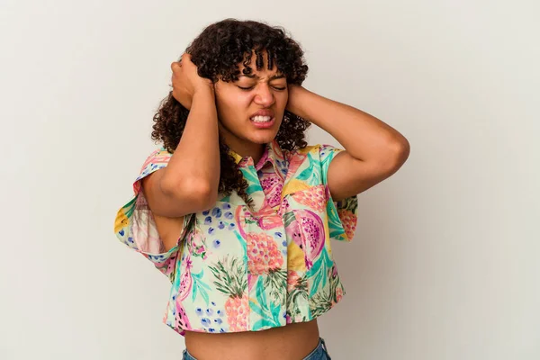 Jeune Femme Métisse Isolée Sur Fond Blanc Couvrant Les Oreilles — Photo