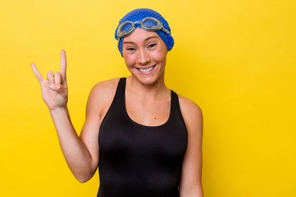 Giovane Donna Nuotatrice Australiana Isolata Sfondo Giallo Mostrando Gesto Corna — Foto Stock