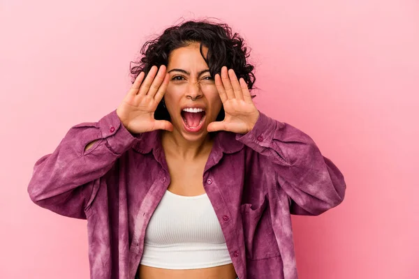 Mladý Kudrnatý Latinsky Žena Izolovaný Růžové Pozadí Křičí Vzrušený Přední — Stock fotografie