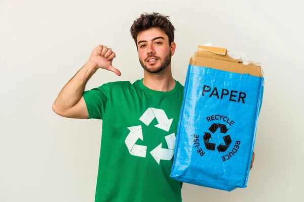 Junge Kaukasische Mann Recycling Pappe Isoliert Auf Weißem Hintergrund Fühlt — Stockfoto