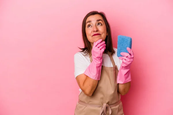 Orta Yaşlı Beyaz Kadın Evini Temizliyor Pembe Arka Planda Izole — Stok fotoğraf