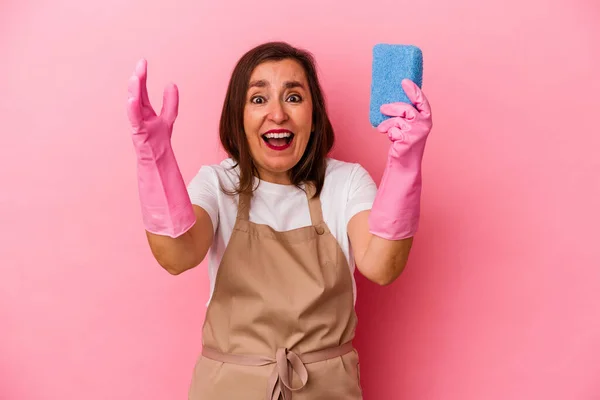 Middelbare Leeftijd Blanke Vrouw Schoonmaken Huis Geïsoleerd Roze Achtergrond Ontvangen — Stockfoto