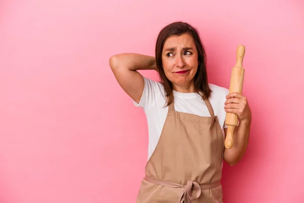 Medelålders Bakverk Kock Kvinna Isolerad Rosa Bakgrund Vidröra Baksidan Huvudet — Stockfoto