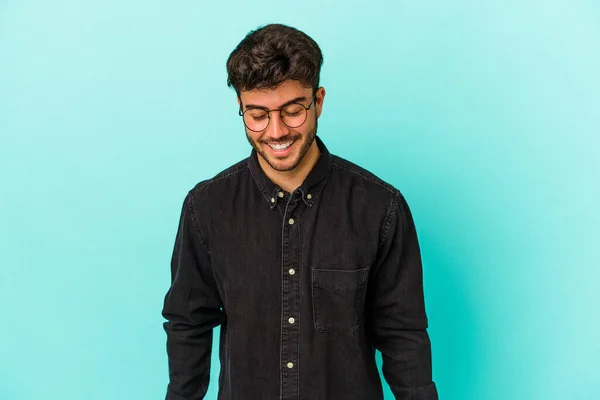 Junger Kaukasischer Mann Auf Blauem Hintergrund Lacht Und Schließt Die — Stockfoto