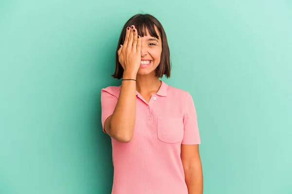 Jong Gemengd Ras Vrouw Geïsoleerd Blauw Met Plezier Die Helft — Stockfoto