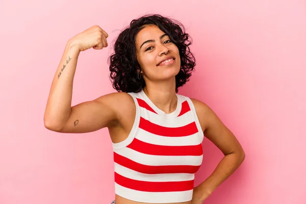 Jonge Krullende Latijn Vrouw Geïsoleerd Roze Achtergrond Juichen Zorgeloos Opgewonden — Stockfoto