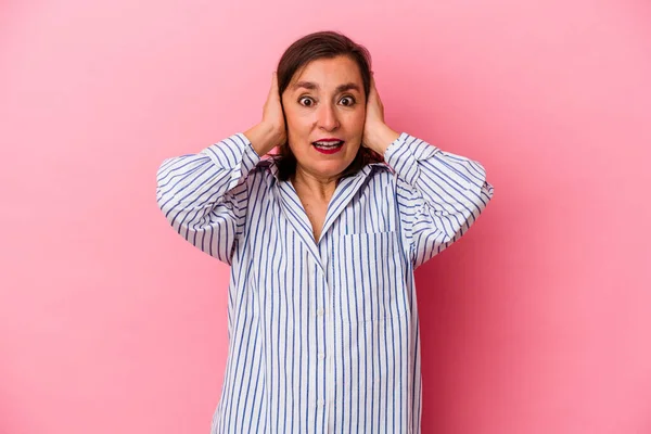 Mujer Caucásica Mediana Edad Aislada Sobre Fondo Rosa Que Cubre —  Fotos de Stock