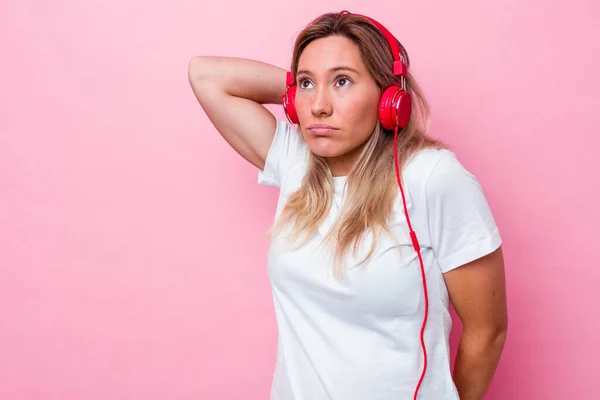 Genç Avustralyalı Bir Kadın Pembe Arka Planda Izole Edilmiş Müzik — Stok fotoğraf