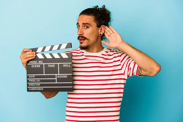 Young Caucasian Man Long Hair Holding Clapperboard Isolated Blue Background — Stock Photo, Image