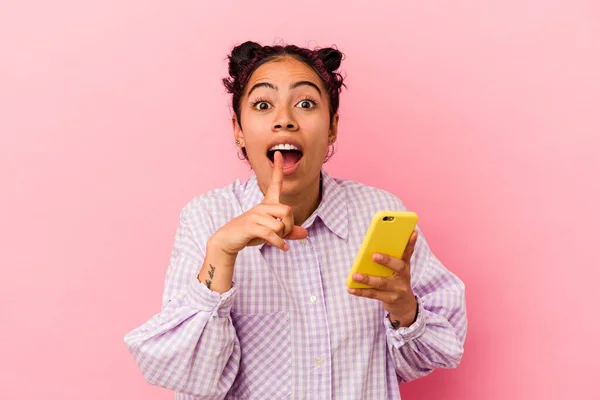 Ung Latinamerikansk Kvinna Som Håller Mobiltelefon Isolerad Rosa Bakgrund Har — Stockfoto