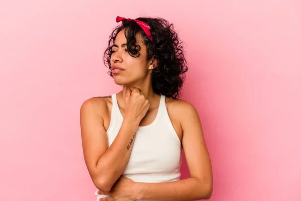 Jonge Krullende Latijn Vrouw Geïsoleerd Roze Achtergrond Lijdt Pijn Keel — Stockfoto