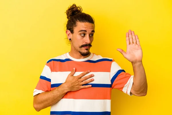 Young Caucasian Man Long Hair Isolated Yellow Background Taking Oath — Stock Photo, Image