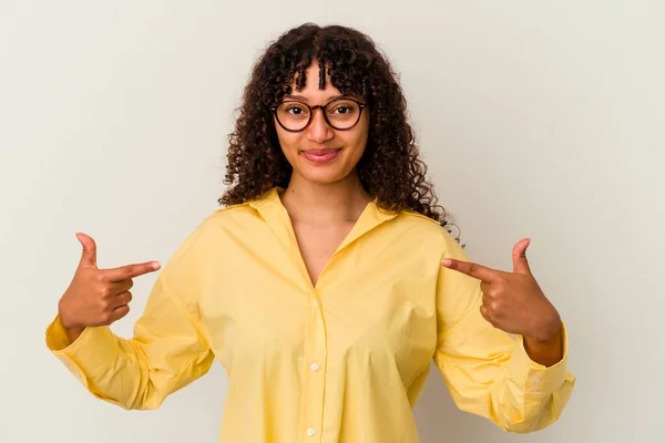 Giovane Donna Razza Mista Isolato Sfondo Bianco Persona Che Punta — Foto Stock