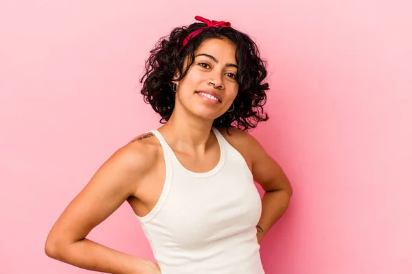 Jong Krullend Latijn Vrouw Geïsoleerd Roze Achtergrond Gelukkig Glimlachend Vrolijk — Stockfoto