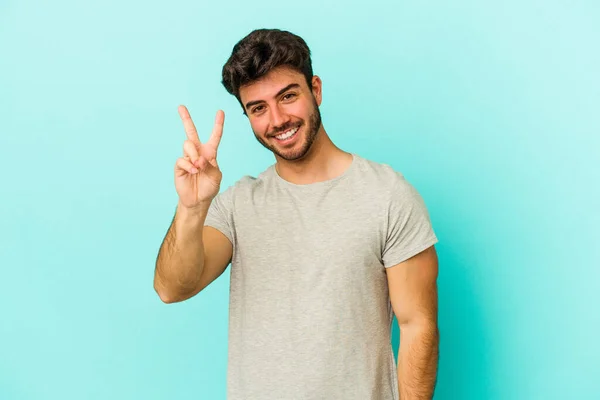 Joven Hombre Caucásico Aislado Sobre Fondo Azul Mostrando Número Dos — Foto de Stock