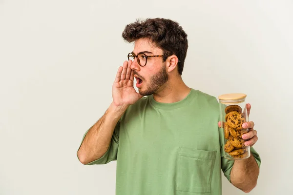 Joven Hombre Caucásico Sosteniendo Galletas Tarro Aislado Sobre Fondo Blanco — Foto de Stock