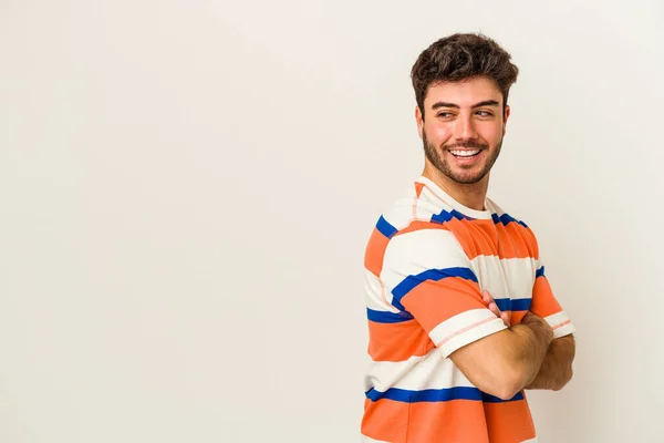 Νεαρός Καυκάσιος Άνδρας Απομονωμένος Λευκό Φόντο Χαμογελώντας Σταυρωμένα Χέρια — Φωτογραφία Αρχείου