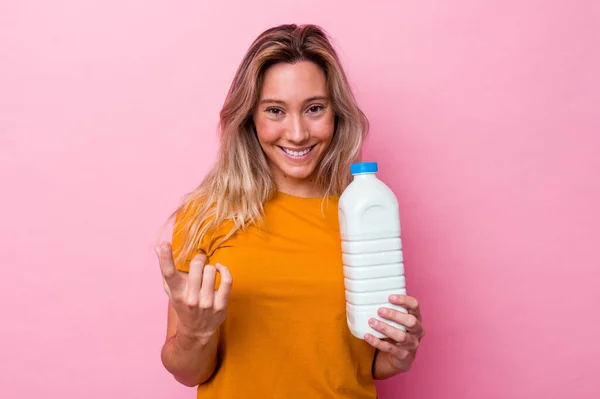 Junge Australierin Hält Eine Flasche Milch Isoliert Auf Rosa Hintergrund — Stockfoto