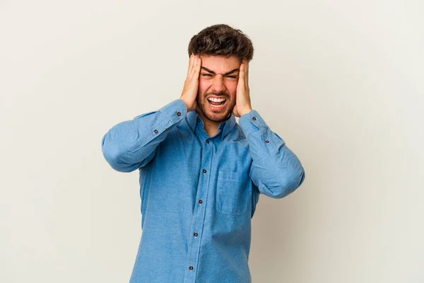 Jeune Homme Caucasien Isolé Sur Fond Blanc Couvrant Les Oreilles — Photo