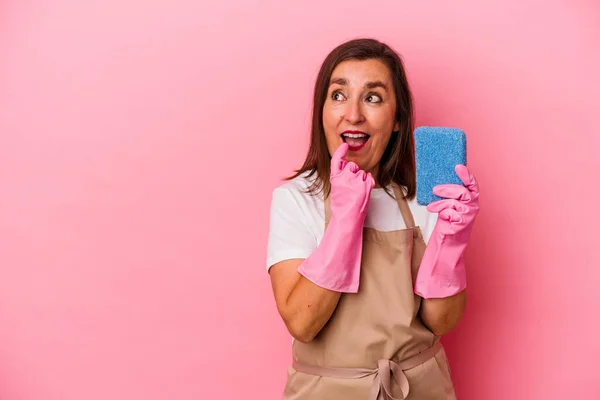 Middle Age Caucasian Woman Cleaning Home Isolated Pink Background Relaxed — Stock Photo, Image