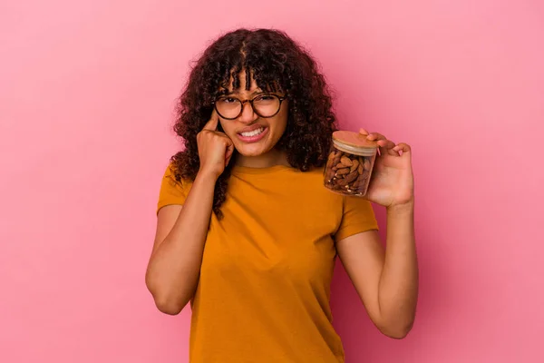 Jovem Mulher Raça Mista Segurando Frasco Amêndoa Isolado Fundo Rosa — Fotografia de Stock