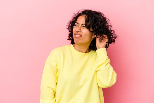 Jovem Mulher Latina Encaracolado Isolado Fundo Rosa Cobrindo Orelhas Com — Fotografia de Stock