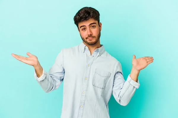 Young Caucasian Man Isolated Blue Background Confused Doubtful Shrugging Shoulders — Stock Photo, Image