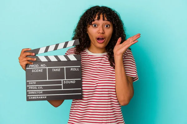 Jong Gemengd Ras Vrouw Met Een Clapperboard Geïsoleerd Blauwe Achtergrond — Stockfoto