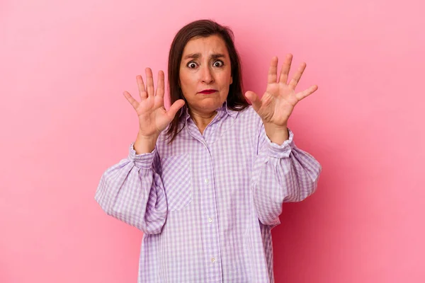 Middelbare Leeftijd Blanke Vrouw Geïsoleerd Roze Achtergrond Wordt Geschokt Als — Stockfoto
