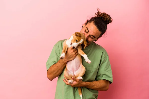 Jovem Caucasiano Segurando Seu Filhote Isolado Fundo Rosa — Fotografia de Stock