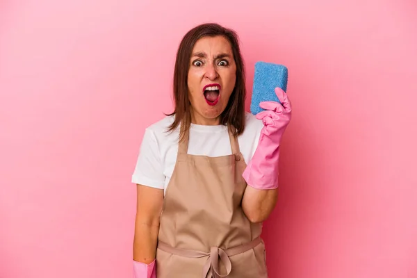Middle Age Caucasian Woman Cleaning Home Isolated Pink Background Screaming — Stock Photo, Image