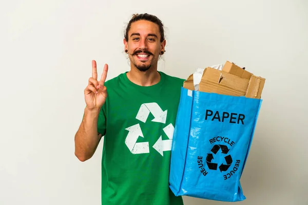 Junge Kaukasische Mann Mit Langen Haaren Recycling Karton Isoliert Auf — Stockfoto