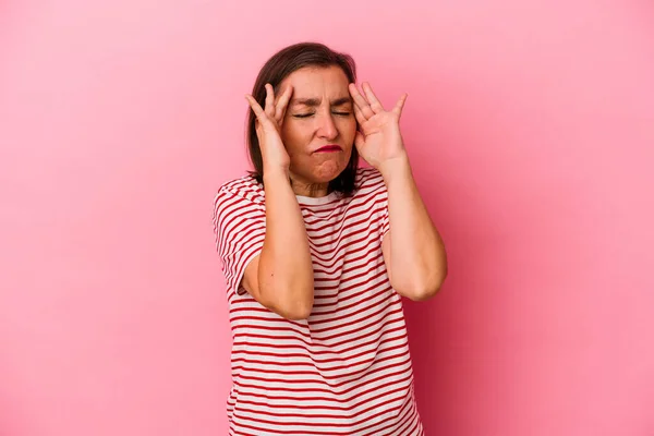 Donna Caucasica Mezza Età Isolata Sfondo Rosa Toccando Tempie Avendo — Foto Stock