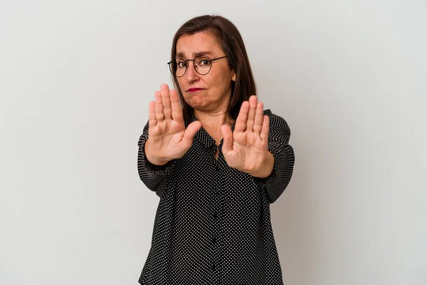 Moyen Âge Femme Caucasienne Isolée Sur Fond Blanc Debout Avec — Photo