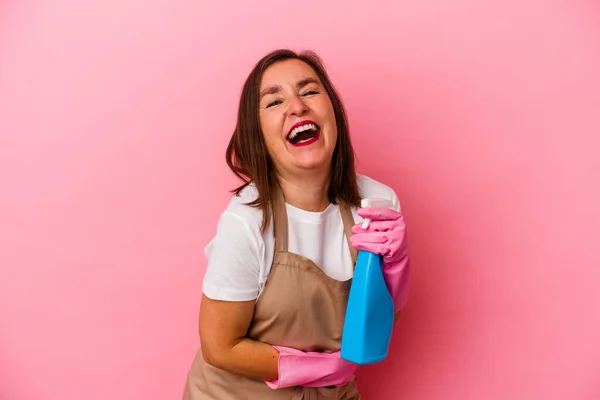 Middelbare Leeftijd Kaukasische Vrouw Schoonmaken Huis Geïsoleerd Roze Achtergrond Lachen — Stockfoto