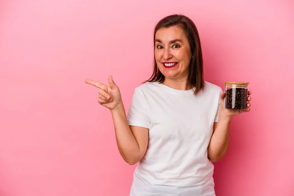 Mulher Caucasiana Meia Idade Segurando Jarro Café Isolado Fundo Rosa — Fotografia de Stock