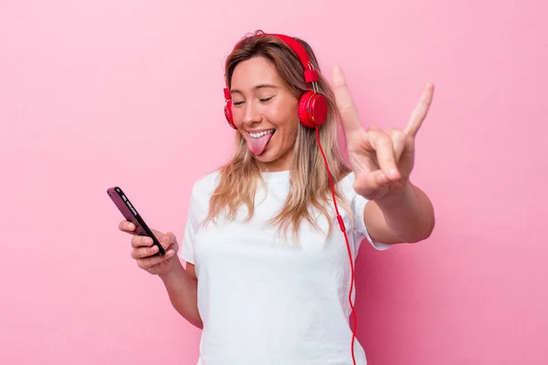 Genç Avustralyalı Kadın Pembe Arka Planda Izole Edilmiş Müzik Dinliyor — Stok fotoğraf