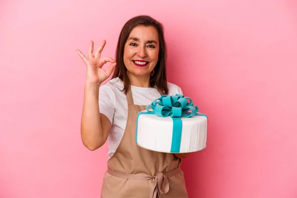 Mediana Edad Pastelera Mujer Chef Sosteniendo Pastel Aislado Sobre Fondo —  Fotos de Stock