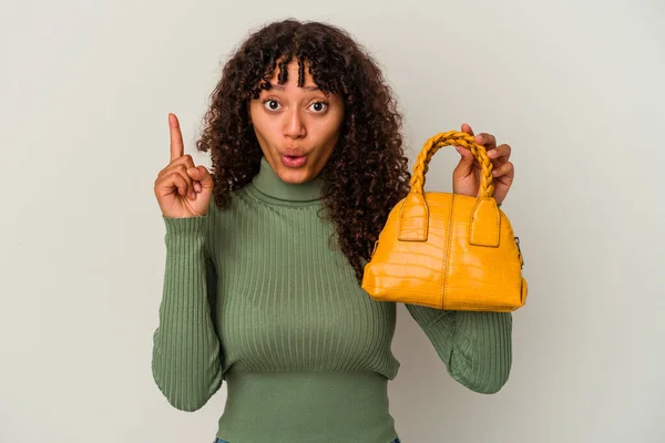 Jovem Mulher Raça Mista Segurando Uma Bolsa Isolada Fundo Branco — Fotografia de Stock