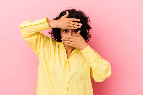 Giovane Donna Latina Riccia Isolata Sfondo Rosa Lampeggia Alla Fotocamera — Foto Stock