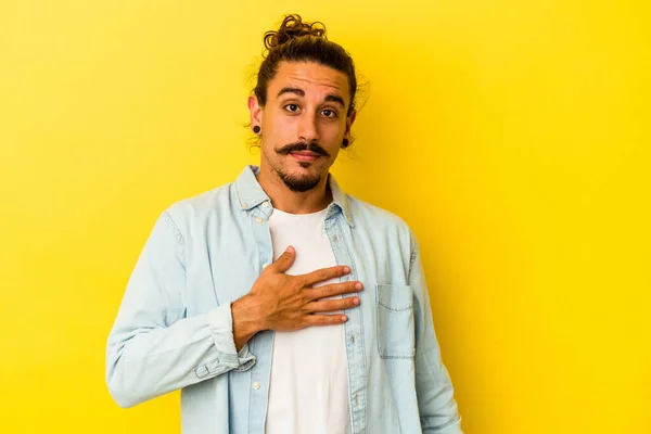 Young Caucasian Man Long Hair Isolated Yellow Background Taking Oath — Stock Photo, Image